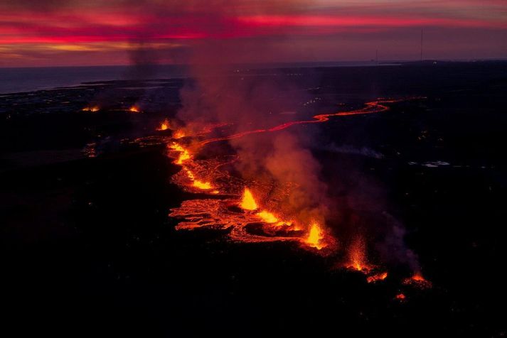 „Við vorum búnir að ræða þetta innanhúss hjá okkur fyrir svolitlu síðan að ef til þess kæmi að færi að gjósa þarna, eignir og hús fólks færu að brenna, þá færum við ekkert að selja inn á það,“ segir Reynir, flugrekstrarstjóri hjá HeliAir Iceland.