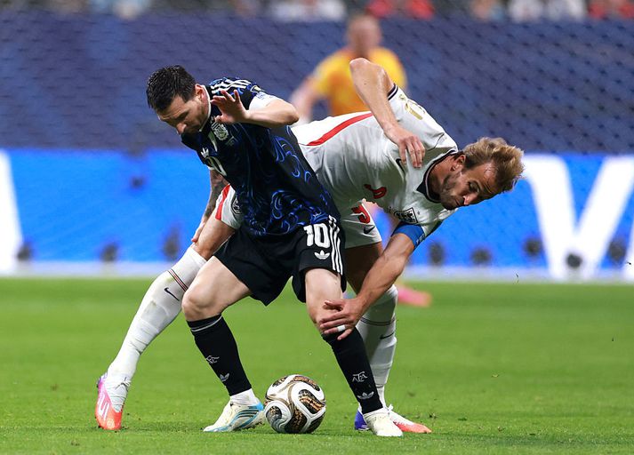 Lionel Messi heldur boltanum frá Harry Kane í undanúrslitunum.