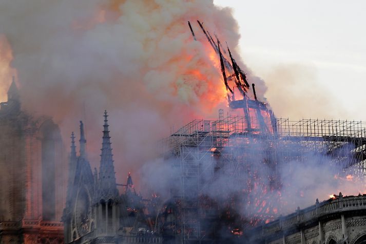 Notre Dame kirkjan í París brennur.