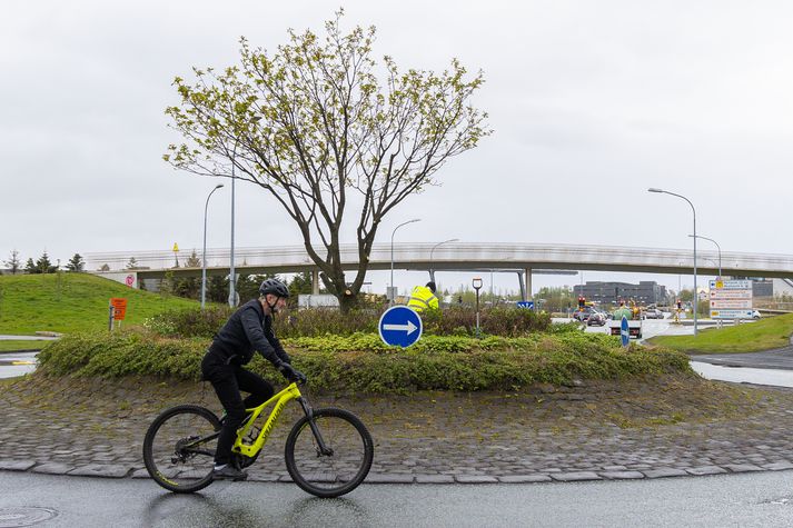 Maður á reiðhjóli í rigningunni í Reykjavík