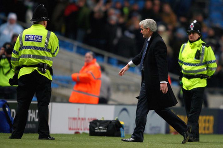 Mark Hughes gengur af velli í dag.
