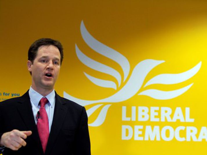 Nick Clegg hefur heldur betur hrist upp í kosningabaráttunni á Bretlandi. Allt leit út fyrir að Íhaldsflokkurinn myndi sigra Verkamannaflokkinn en nú hefur flokkur frjálslyndra demókrata blandað sér í baráttuna. Mynd/AP