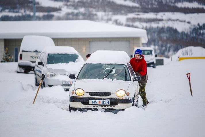 Á Norður- og Norðausturlandi er víða éljagangur og sums staðar skefur.