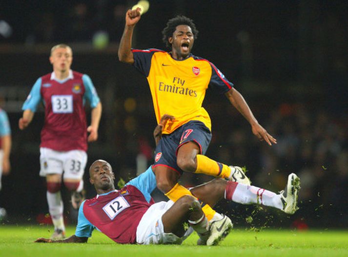 Carlton Cole fékk rautt fyrir þessa tæklingu á Alex Song.