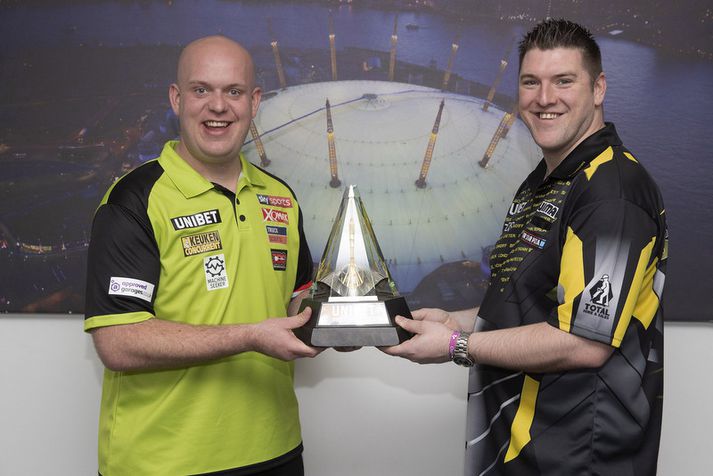 Michael van Gerwen og Daryl Gurney með bikarinn sem keppt verður um í kvöld. Þeir mætast í fyrri undanúrslitaviðureigninni.