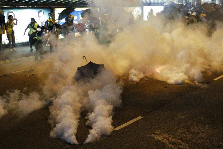 Lögreglan beitir mótmælendur í Hong Kong táragasi.