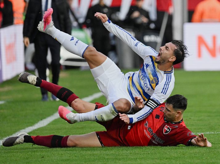 Leandro Paredes fær fyrir ferðina í leik Newell's Old Boys og Boca Juniors í argentínsku úrvalsdeildinni.