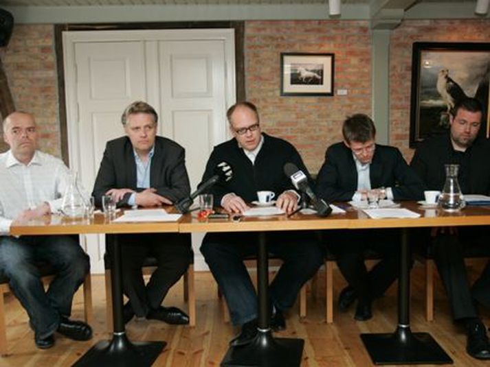 Indefence hópurinn á blaðamannafundi í sumar.