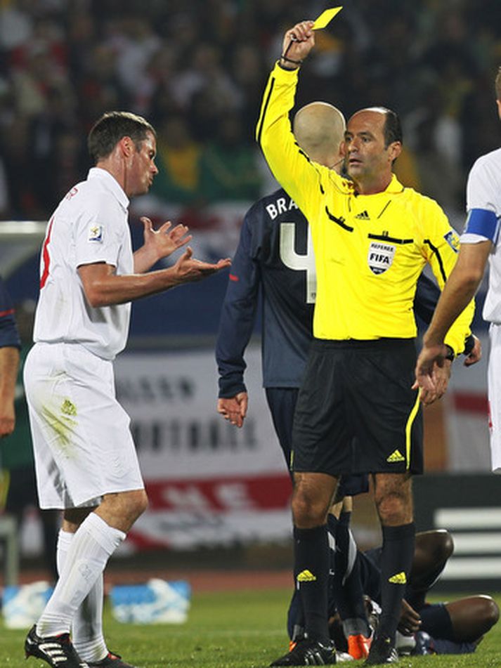 Jamie Carragher, leikmaður enska landsliðsins, fékk gult spjald í fyrsta leik.