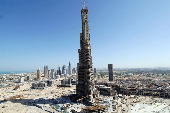 Framkvæmdum verður haldið áfram við Burj Dubai skýjakljúfinn, sem þegar er orðinn 512 metra hár.