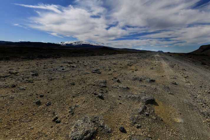 Þessi fjölfarni landvegur norður af Heklu og Búrfelli er ansi stórgrýttur.