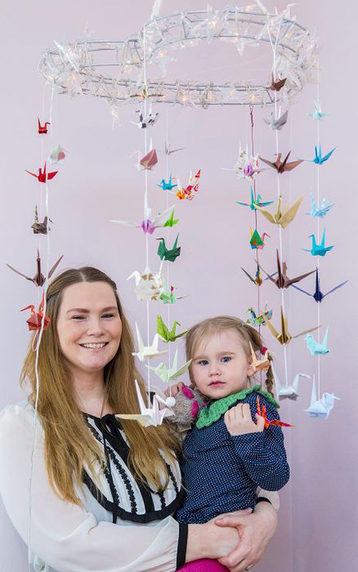 Guðrún Þóra Gunnarsdóttir býr til origami-óróa til styrktar Krabbameinsfélaginu. 
Mynd/Vilhelm