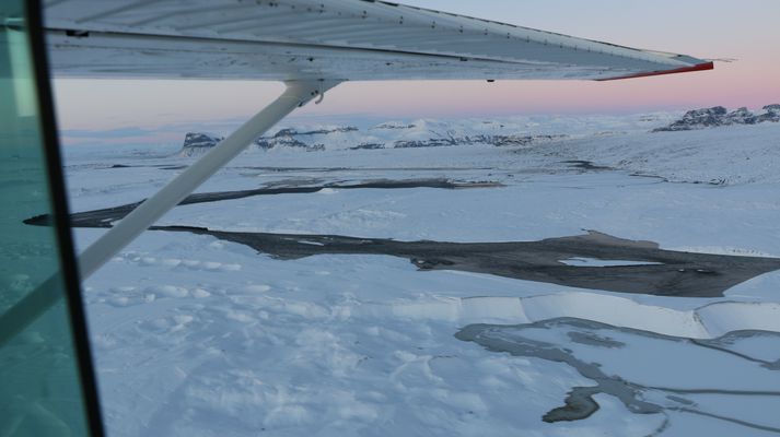 Íshellan í Grímsvötnum heldur áfram að síga og eykst rennsli í Gígjukvísl stöðugt. 