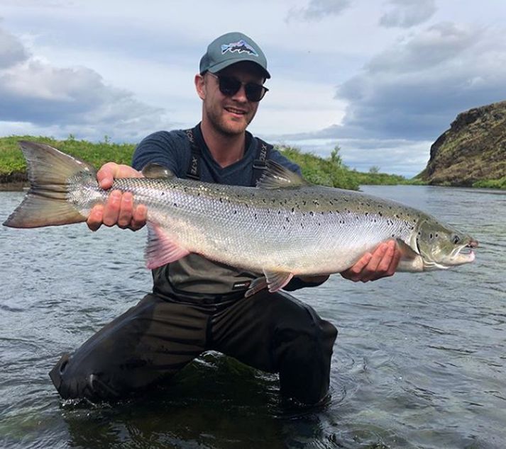 Aron með 20 punda lax sem hann setti í nú í morgun í Laxá í Aðaldal, Nessvæðinu. Um er að ræða maríulaxinn sjálfan.