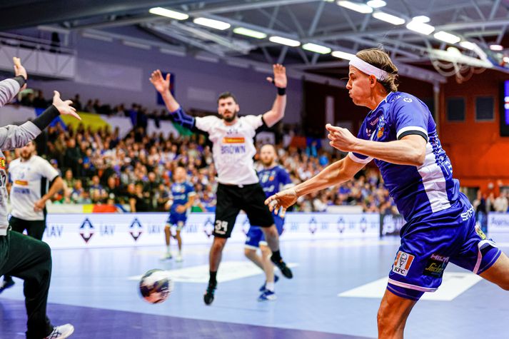 Bjarki Már Elísson skorar í fyrri leiknum á móti Ísrael.