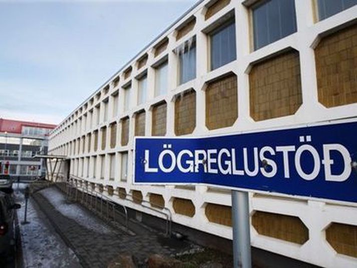 Konunni er gefið að sök að hafa ráðist á tvö lögreglumenn í fangamóttöku lögreglustöðvarinnar við Hverfisgötu.