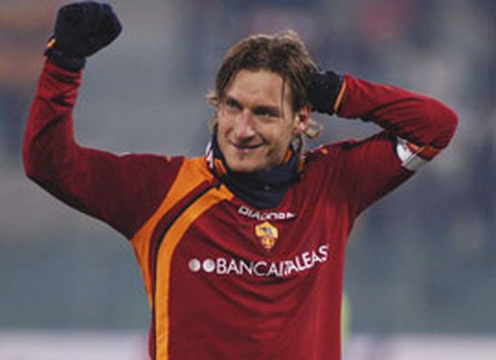 Fransesco Totti gengur ánægður af velli eftir óvæntan sigur sinna manna í dag.