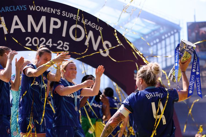 Fyrirliðinn Millie Bright fagnar sjötta titli Chelsea í röð.