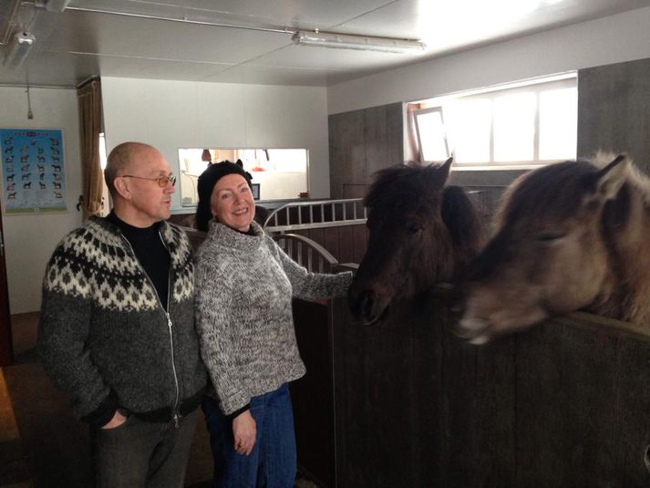 Hjónin Sveinbjörrg og Heiðar una sér vel í Almannadal.