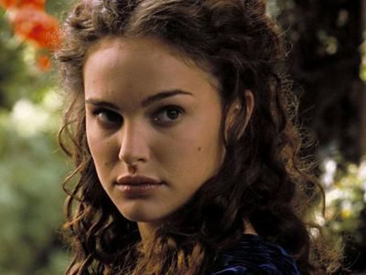 Natalie Portman í hlutverki sínu sem Catherine í vestrænu útgáfunni.