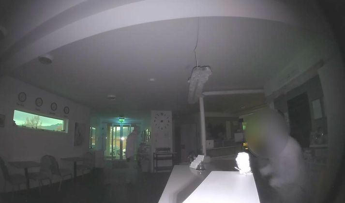 Innbrotsþjófarnir virtust ekki kippa sér upp við eftirlitsmyndavélina.