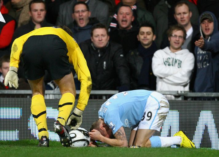 Craig Bellamy fékk smápening í hausinn úr stúkunni í gær.