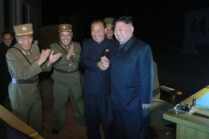 Kim Jong-Un fylgdist með nýjasta tilraunaskoti Norður-Kóreu.