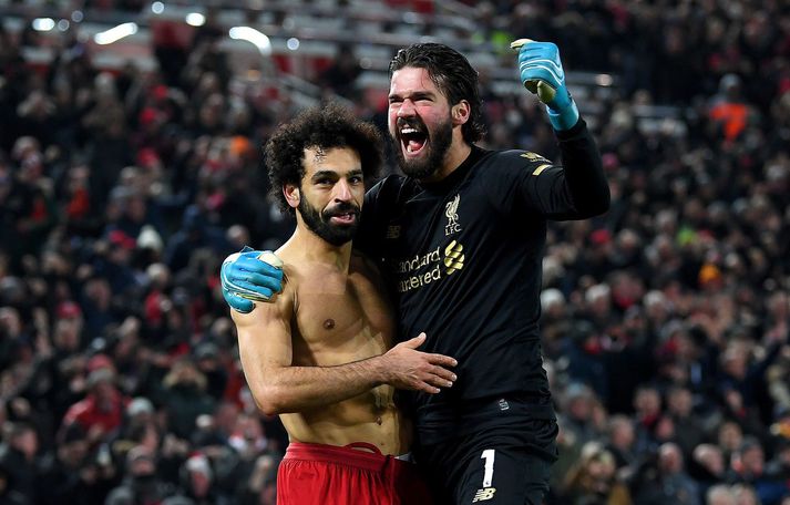 Alisson Becker og Mohamed Salah fagna hér saman einu af mörkunum sem markvörðurinn hefur lagt upp fyrir framherjann.