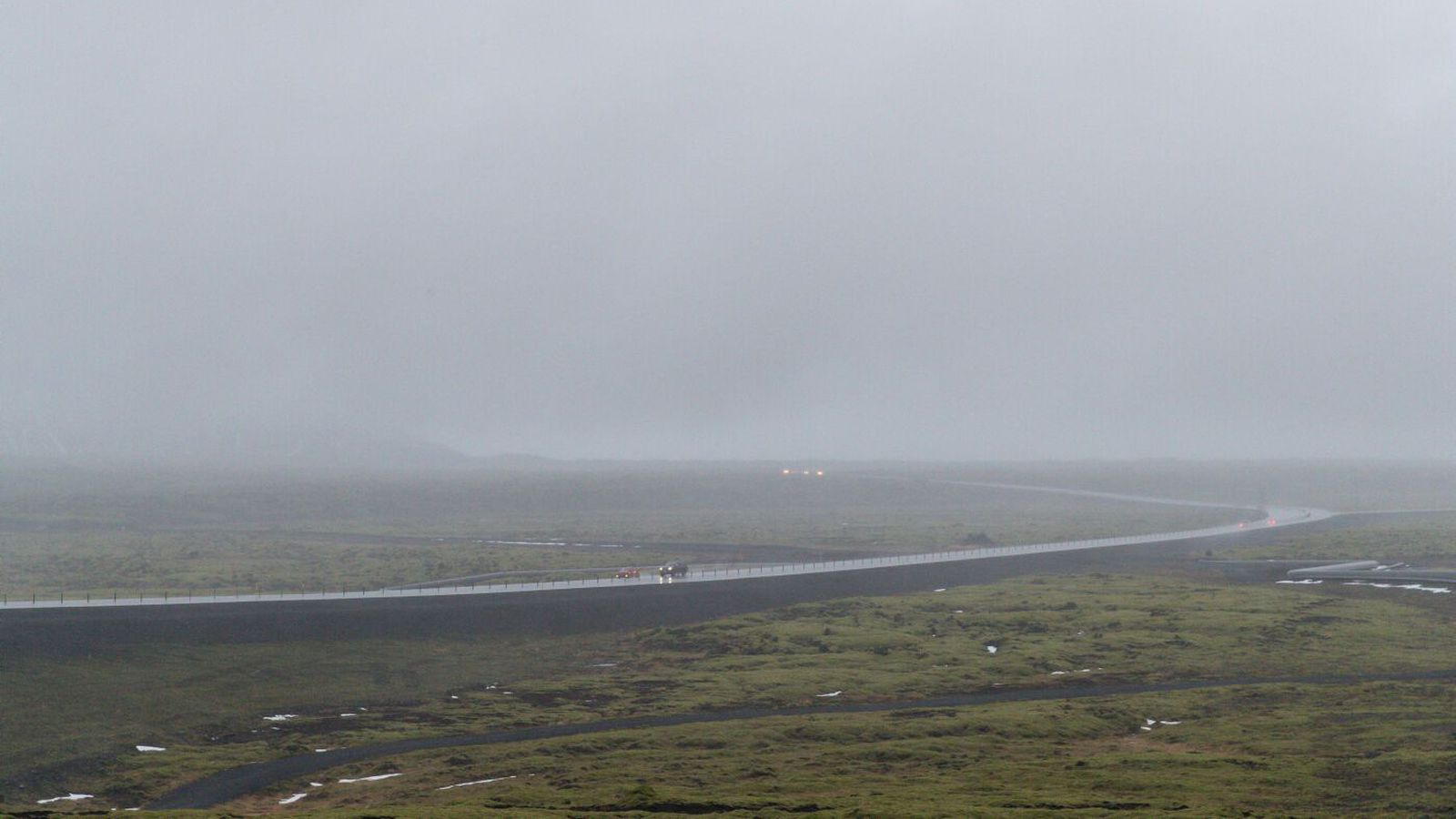 Hellis­heiði lokuð í báðar áttir vegna umferðarslyss
