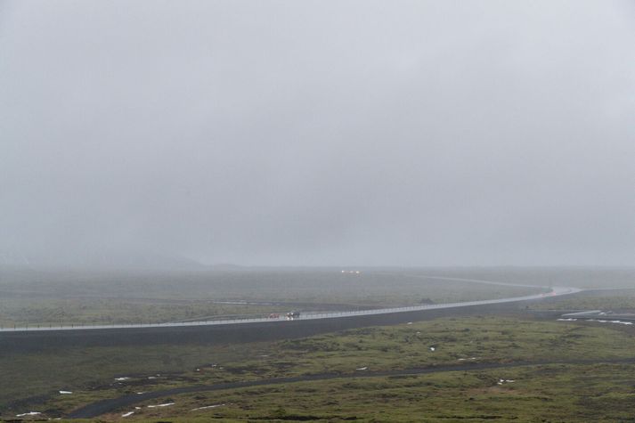 Hellisheiði er lokuð til vesturs vegna umferðarslyss en hálkublettir eru á veginum.