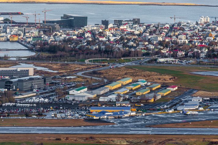 Í bráðabirgðartölum Hagstofunnar er fjallað um losun frá flugrekstri, heimilisbílum, og frá iðnaði.