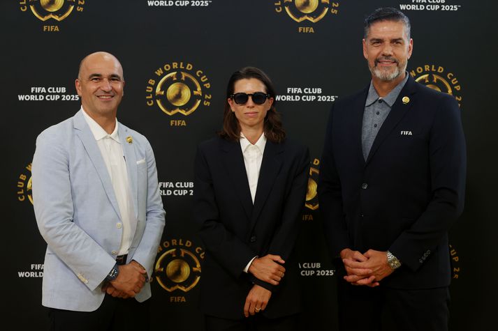 Tobin Heath er hér á milli þeirra Roberto Martínez og Pascal Zuberbühler í störfum fyrir tækninefnd FIFA á leik Al Ahly og InterCF Miami á HM félagsliða.