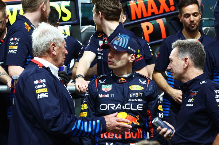 Þrír lykilstarfsmenn Formúlu 1 liðs Red Bull Racing. Hér sést Max Verstappen ræða við Helmut Marko (til vinstri) eftir sigur í Sádi-Arabíu um nýliðna helgi. Með þeim er liðsstjórinn Christian Horner (til hægri) liðsstjóri Red Bull Racing