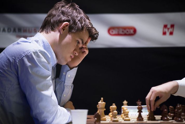 Magnus Carlsen verður ekki meðal keppenda en fylgist með föður sínum.