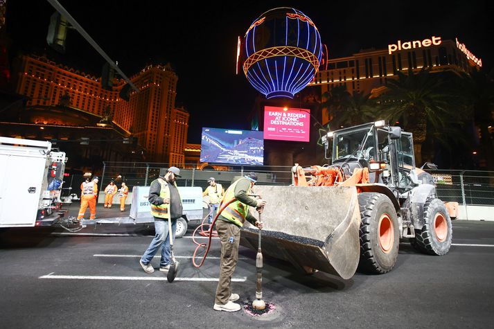 Hér eru menn að reyna að laga formúlubrautina í Las Vegas í nótt.