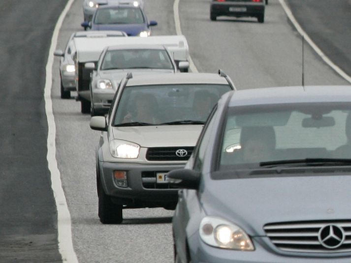 Umferðarstofa hvetur ökumenn til að draga úr hraðanum. Undanfarna daga hafa orðið margskonar umferðaróhöpp af völdum þess að ökumenn eiga erfitt með að greina hálku á vegum.