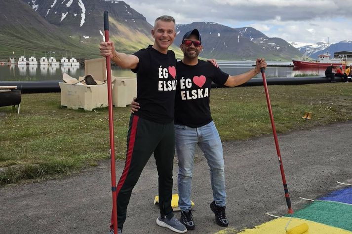 Palli og Antonio aðstoðuðu bæjarbúa á Flateyri við að mála regnbogafána á bæjarhátíð síðasta föstudag, þann 26. júní, sem er sömuleiðis afmælisdagur Antonio.