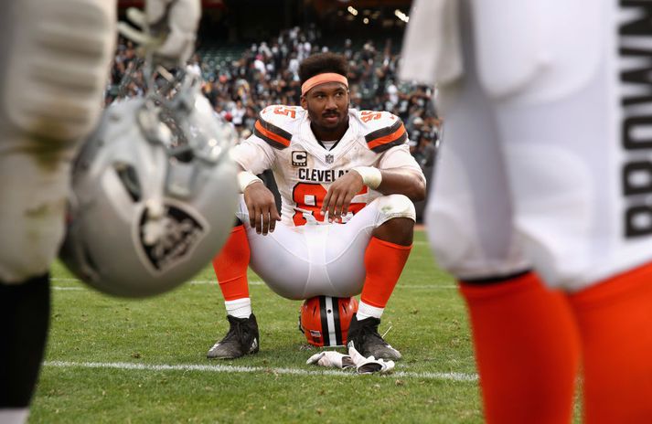 Myles Garrett, varnarmaður Browns, er hér bugaður eftir leik.