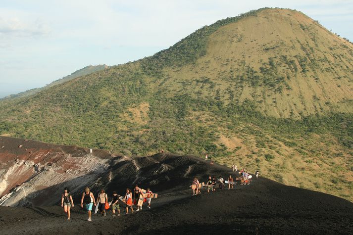 Ferðamenn í fjallgöngu á Cerro Negro eldfjallinu í Níkaragva.