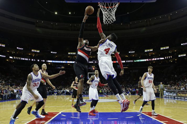 LaMarcus Aldridge skorar í leiknum í nótt.