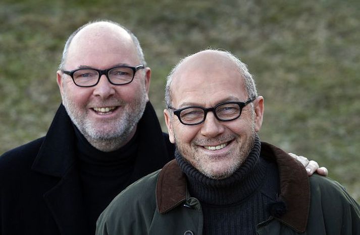 Vel fór á með sjónvarpsmanninum Jóni Ársæli Þórðarsyni og klóninu hans fyrir utan Útvarpshúsið í gær. Svo gott er gervi Pálma Gestssonar að varla má á milli sjá hver hinn raunverulegi Jón Ársæll er. Sjónvarpsmaðurinn góðkunni hafði mjög gaman af uppákomunni og hló að tilburðum Pálma.