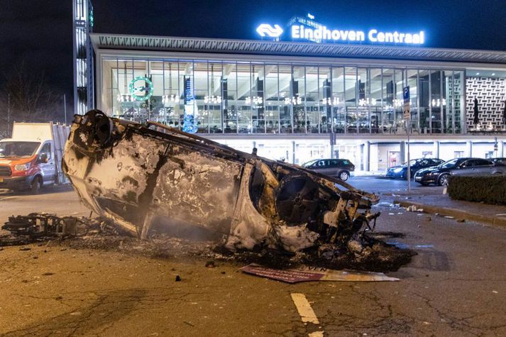 Kveikt var í bílum og reiðhjólum í mótmælunum í Eindhoven í gær.