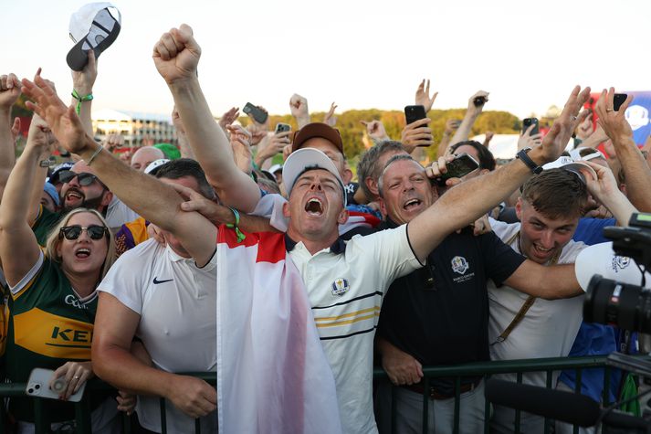Rory McIlroy fagnar hér sigri Evrópu í Ryderbikarnum.