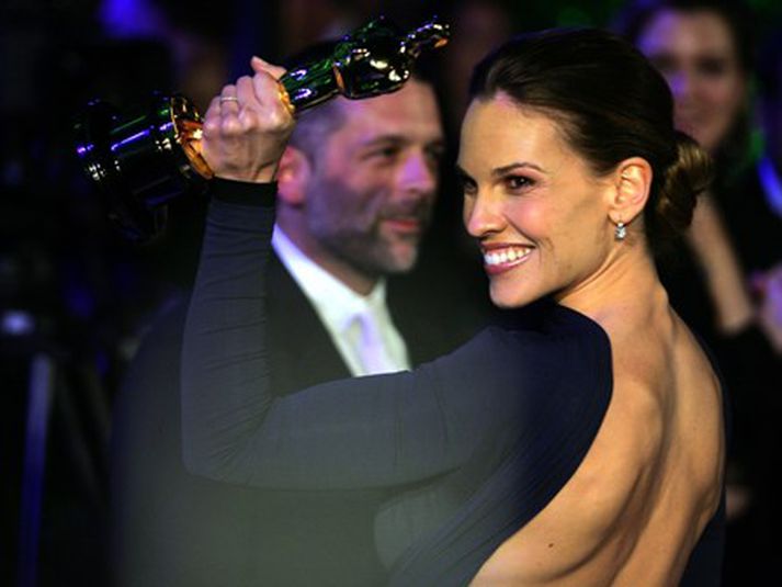 Hillary Swank með styttuna í Vanity Fair partýinu.