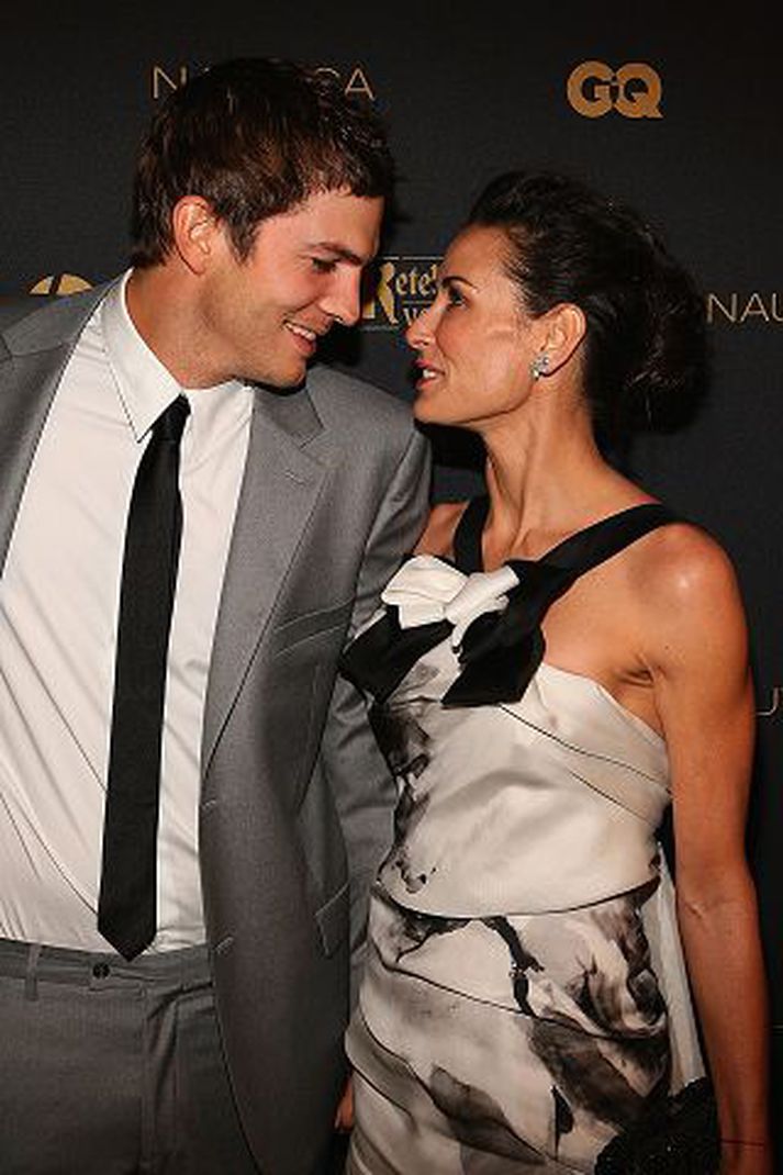 Asthon Kutcher á að hafa haldið framhjá eiginkonu sinni, Demi Moore. Hann hyggst höfða mál á hendur The Star sem birti fréttina. nordicphotos/getty
