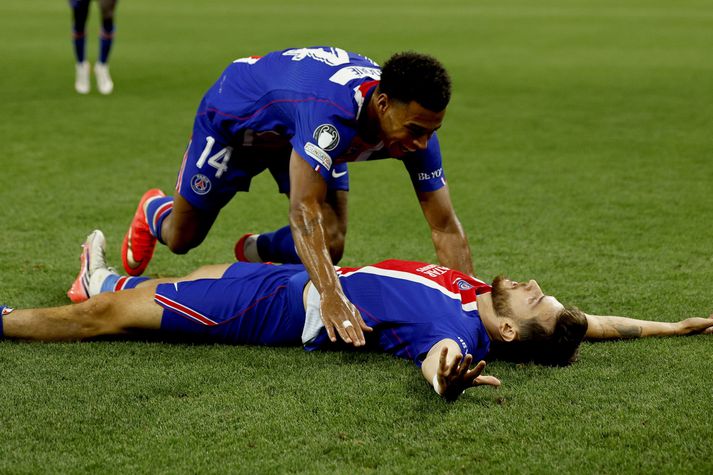 Markaskorarar Paris Saint Germain, Desire Doue og Khvicha Kvaratskhelia, fagna marki þess síðarnefnda sem kom PSG í 1-0.