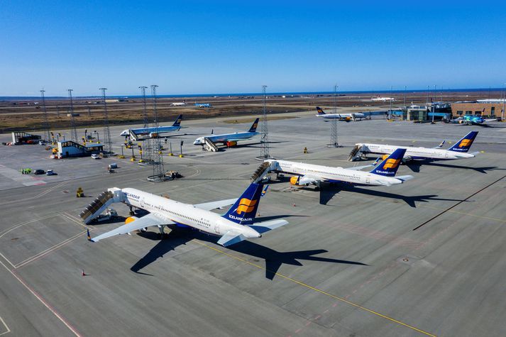 Icelandair þarf að safna 14 milljörðum króna í hlutafjárútboðinu til að Landsbanki og Íslandsbanki virkji samninga um kaup á hlutum fyrir samanlagt sex milljarða. Þá eru aðrir samningar félagsins við til að mynda lánadrottna og Boeing háðir því að markmið hlutabréfaútboðsins náist.