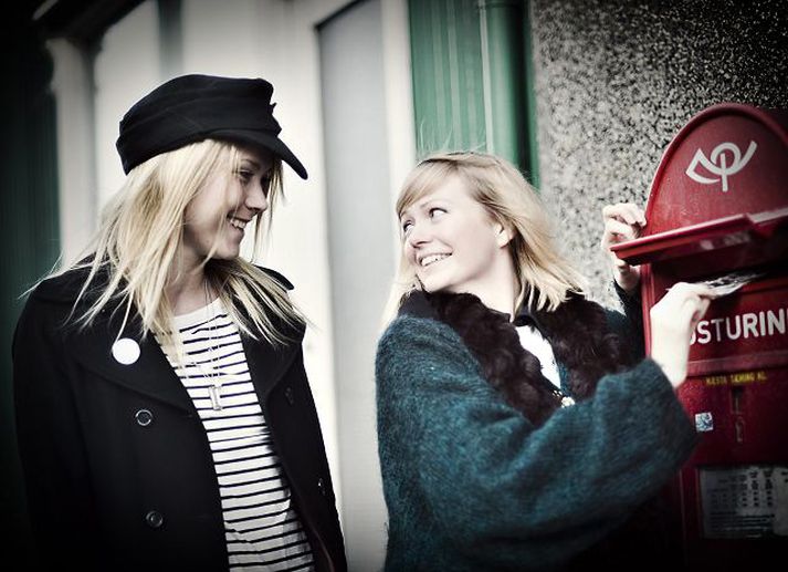 Enn eitt kortið fer af stað Vera og Jara póstleggja óvænta sendingu út í heim.
Mynd/María Guðrún Rúnarsdóttir