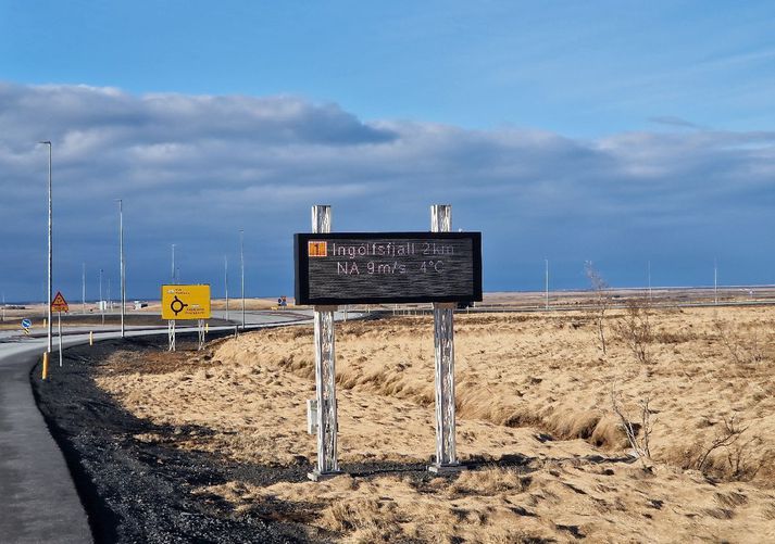 Eitt skiltanna hefur verið sett upp á Biskupstungnabraut við nýja hringtorgið við Selfoss.