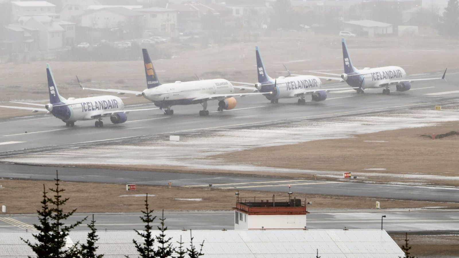 Vaktin: Sau­tján vélar á röngum velli og flug­ferðum af­lýst